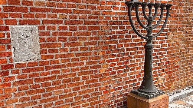 Die Menora an der Hauswand der neuen Begegnungsstätte für jüdisches Leben in Weener erinnert an den ehemaligen Standort der Synagoge in Weener, die während der Pogromnacht 1938 von Nazi-Schergen niedergebrannt wurde. Foto: Tatjana Gettkowski