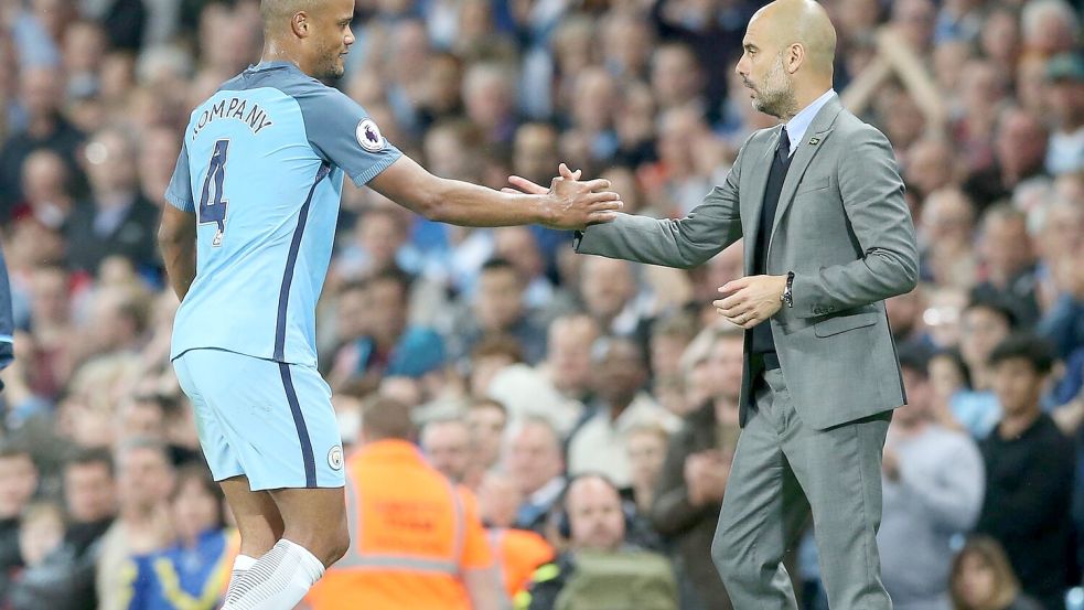 Vincent Kompany (l) und Pep Guardiola verbindet eine besondere Beziehung. (Archivbild) Foto: Martin Rickett
