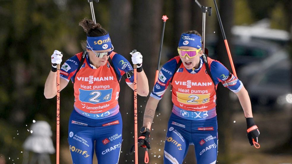 Julia Simon (l) darf nach dem Kreditkartenbetrug an ihrer Teamkollegin Justine Braisaz-Bouchet (r) bei Olympia teilnehmen. (Archivbild) Foto: Martin Schutt