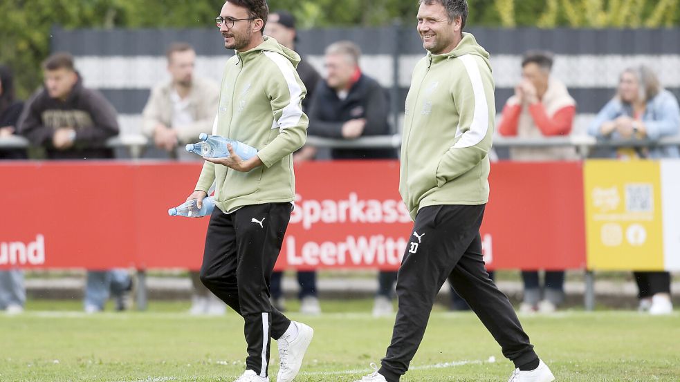 Co-Trainer Julian Bennert (links) fällt bei Firrel als Spieler ebenso aus wie Manuel Suda. Chefcoach Bernd Grotlüschen (rechts) ist trotzdem optimistisch.