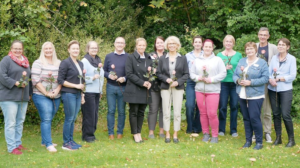 Das Ethikkomitee der Kliniken umfasst 15 berufene Mitglieder und 16 Stellvertreter. Auf dem Foto die berufenen Mitglieder (nach Alphabet): Ulrike Backer, Oliver Bungenstock, Christiane Dieling, Ria Gerdes, Marion Hochheiser-Bräunlich, Christine Hüsing, Dr. Doris Janssen, Dr. Peter Meyer, Johanne Ohling, Gerhardine Penon, Dr. Birgit Pensel, Dr. Dörthe Peters, Marina Sik, Angela Stelzer. Es fehlt: Sabine Bohlen.Foto: Trägergesellschaft
