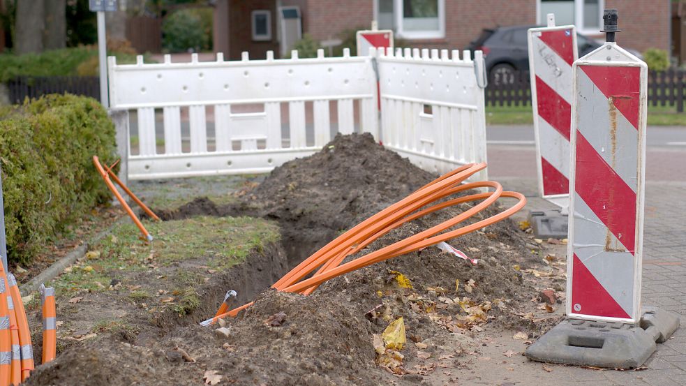 Ein Breitbandkabel wird in Wallinghausen verlegt. Foto: Jurij Babanin
