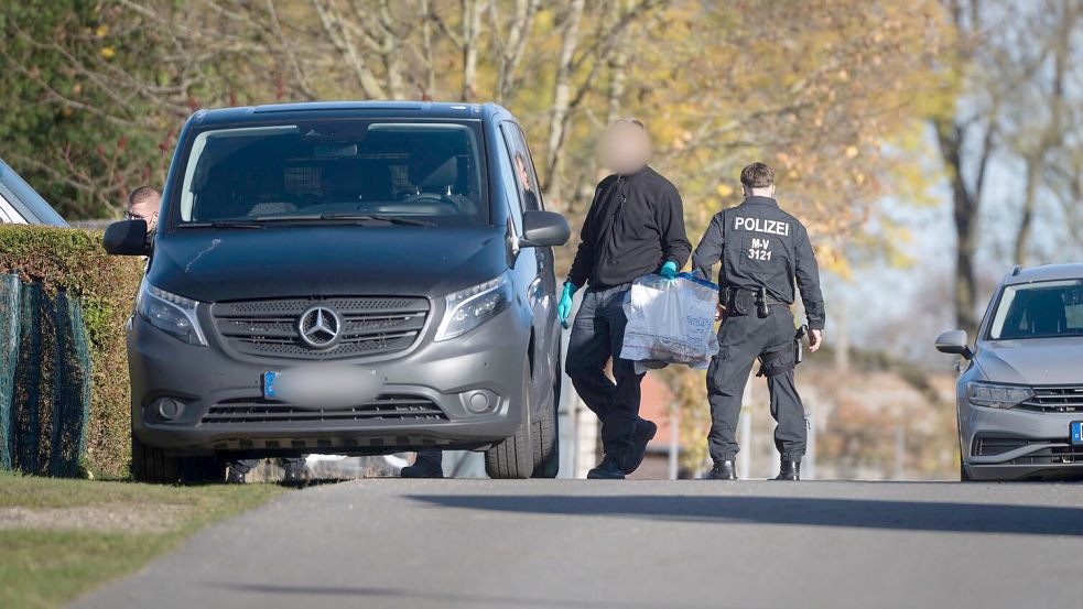 Ermittler trugen am Donnerstag unter anderem Sportschuhe aus einem durchsuchten Haus. Foto: Philip Dulian