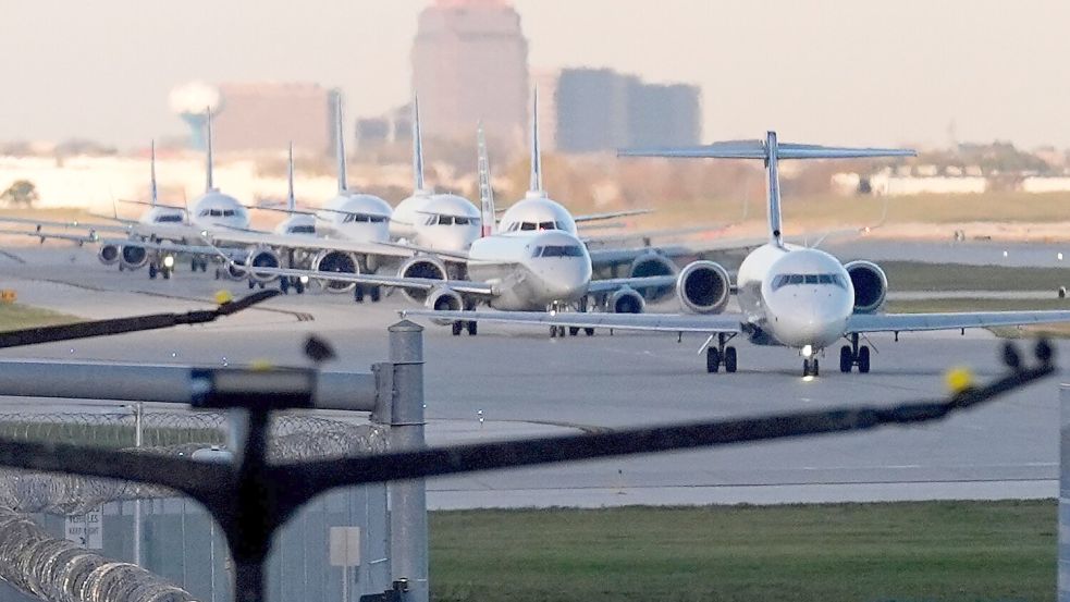 Airlines streichen Hunderte Flüge in den USA Foto: Nam Y. Huh/AP/dpa
