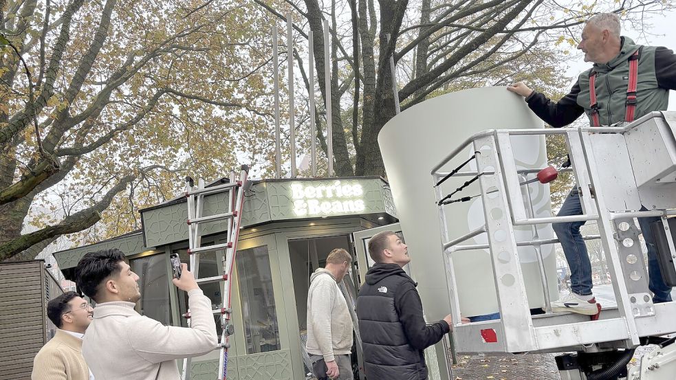Jetzt geht's los: Der überdimensionierte Werbeträger kommt aufs Dach. Fotos: Stephanie Schuurman