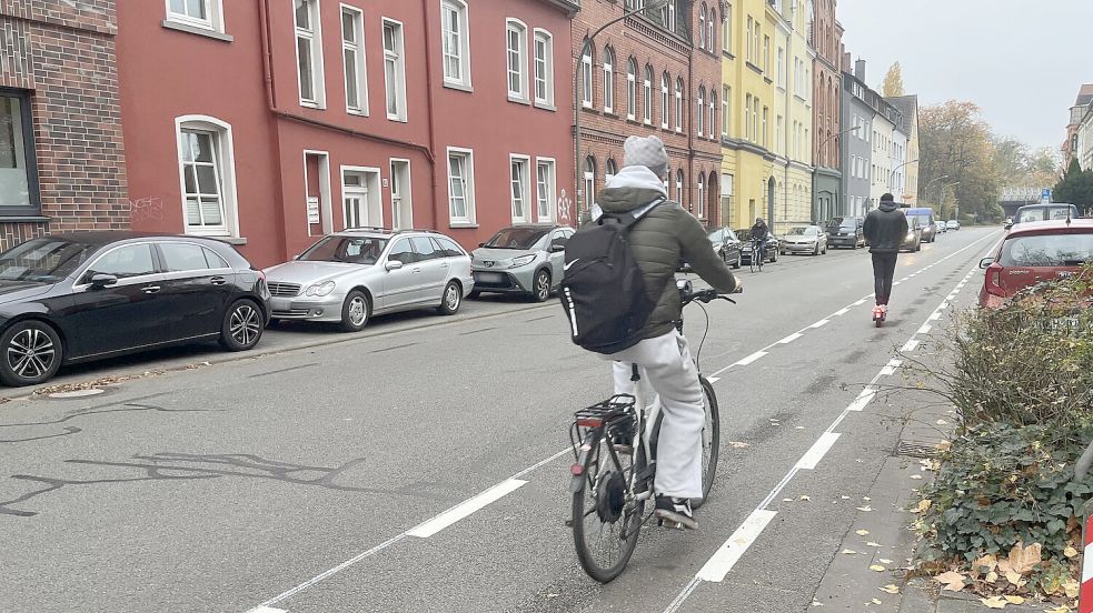 Der Schutzstreifen an der Liebigstraße (stadteinwärts) ist mit anderthalb Metern etwas als zuvor – die alte Markierung ist noch erkennbar. Neu ist der 0,75 Meter breite Sicherheitstrennstreifen zu den parkenden Autos. Stadtauswärts fehlen noch die Fahrradpiktogramme auf der Fahrbahn. Foto: Jörg Sanders