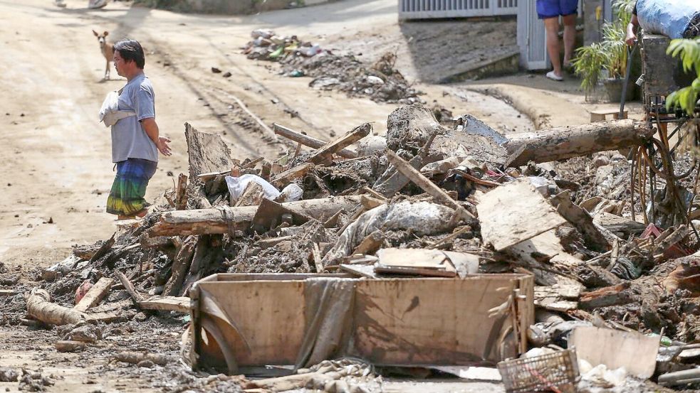 Trümmer entlang einer Straße auf den Philippinen. Foto: Jacqueline Hernandez/AP/dpa