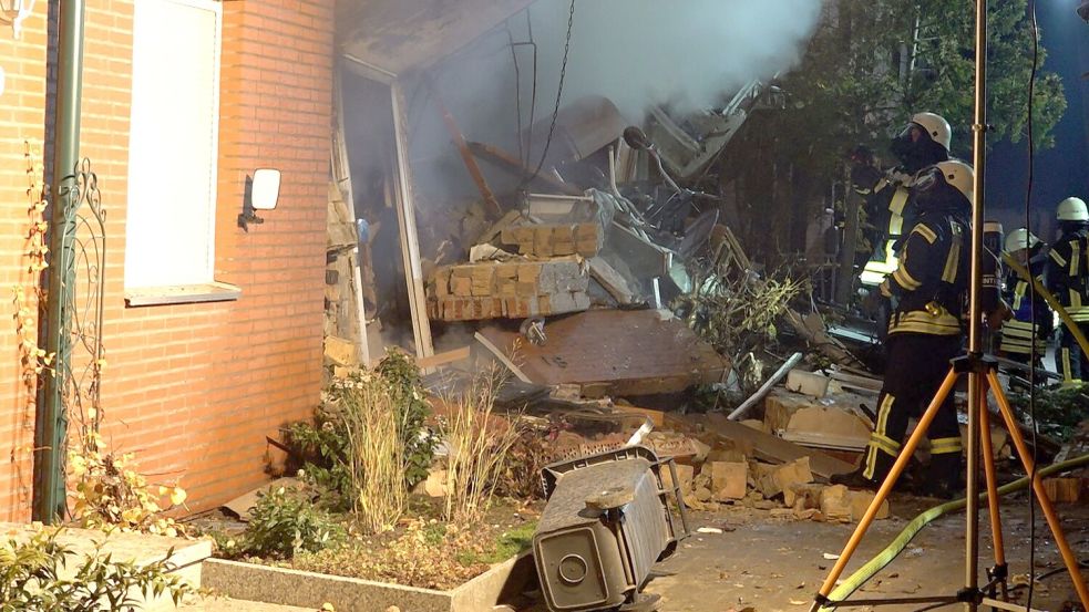 Die Suche nach einem 83-Jährigen in den Trümmern eines Reihenhauses geht auch am Samstag weiter. Foto: Benjamin Müller/dpa