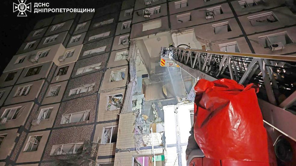 Bei dem Drohneneinschlag in einem mehrstöckigen Wohnhaus in Dnipro gab es Tote und Verletzte. Foto: Uncredited/Ukrainian Emergency S