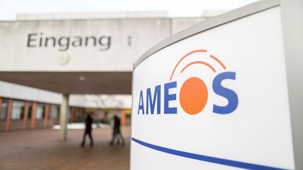 Vor dem Ameos-Klinikum in Osnabrück gelang dem Gesuchten die Flucht. Foto: Michael Gründel