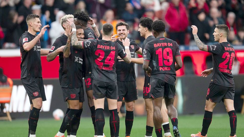 Bayer Leverkusen jubelt über den Treffer zum 2:0. Foto: Marius Becker