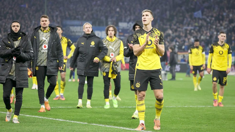 Erlebte im Spiel beim HSV einen Schreckmoment: BVB-Nationalspieler Nico Schlotterbeck (vorne, r). Foto: Christian Charisius