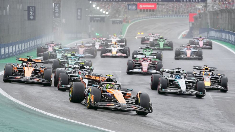 Auf dem Weg zum Start-Ziel-Sieg: Lando Norris (vorn) baute im Sprint seine WM-Führung aus. Foto: Andre Penner/AP/dpa