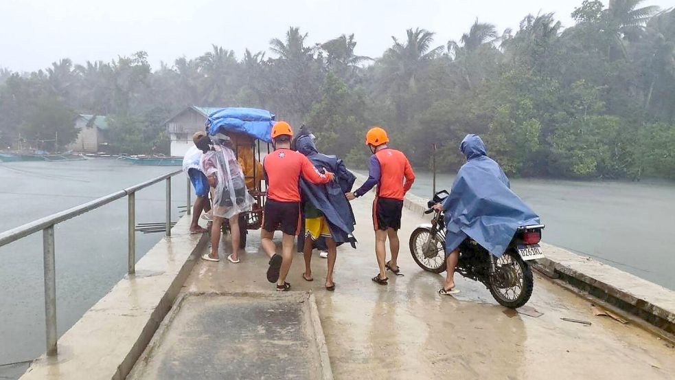 Die Menschen wappnen sich für den Sturm. Foto: Uncredited/PHILIPPINE COAST GUAR