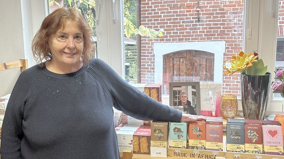Conny Friebe arbeitet seit 15 Jahren im Weltladen in Aurich. Foto: Eva van Loh