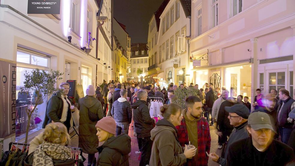 In der Heger Straße bildete sich ein Hotspot bei den Alstadt Beats am Samstagabend in Osnabrück. Hier tanzten die Menschen auf der Straße. Foto: Philipp Hülsmann