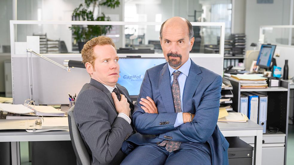 Bernd Stromberg (Christoph Maria Herbst, r.) und Lars Lehnhoff (Laurens Walter, l.) Foto: MadeFor Film/Willi Weber