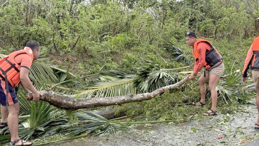 „Fung-Wong“ sorgte bereits vor seiner Ankunft für umgestürzte Bäume und Tote. Foto: Uncredited/PHILIPPINE COAST GUAR