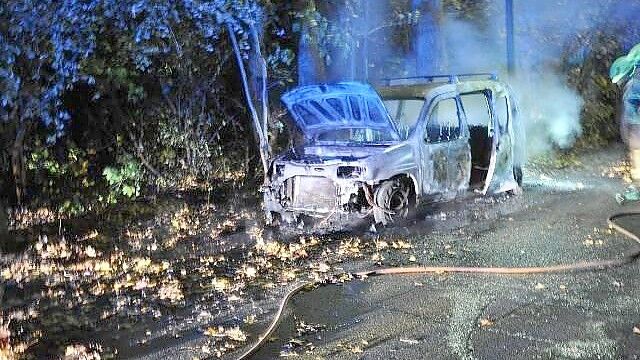 Im Osnabrücker Stadtteil Kalkhügel brannte ein abgestelltes Auto in der Nacht zu Samstag aus. Eine vorsätzliche Brandstiftung kann die Polizei derzeit nicht ausschließen. Foto: Polizei Osnabrück
