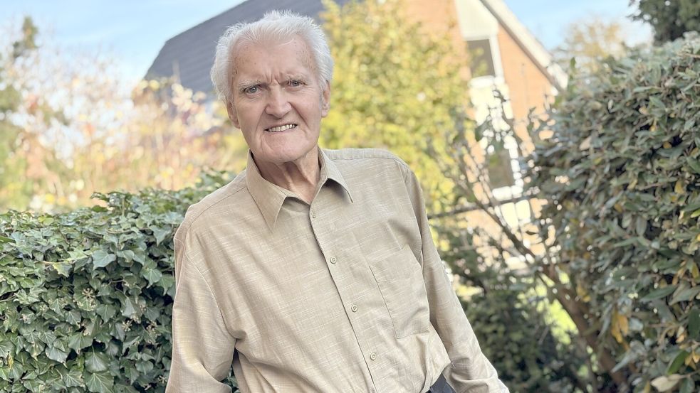 Er kennt die Geschichte der Feuerwehr aus 70 Jahren: Otto Wallerstein. Fotos: Stephanie Schuurman