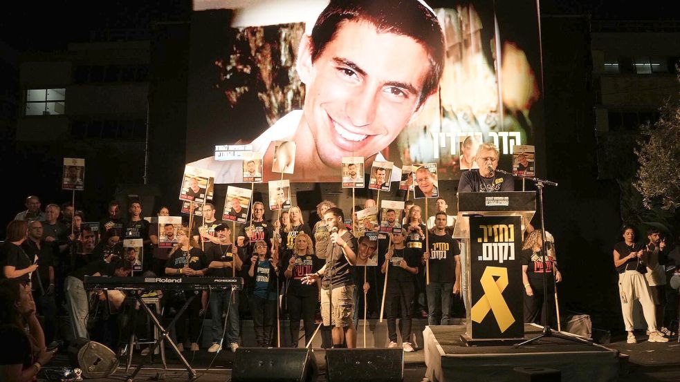 Ein Bild von Hadar Goldin bei Kundgebung in Tel Aviv. Foto: Mahmoud Illean/AP/dpa