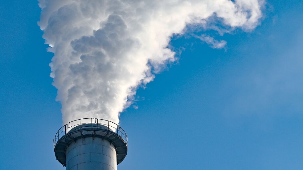 Dampf und Abgase kommen aus einem Schornstein einer Fabrik: Um die Klimaziele zu erreichen, ermöglicht Deutschland die CO2-Speicherung im Meer. Foto: Patrick Pleul/dpa