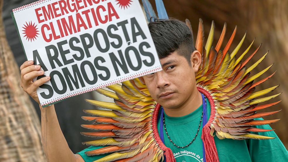 Ein Aktivist ist vor dem Gelände der Weltklimakonferenz in Brasilien zu sehen. (Archivbild) Foto: Marcelo Camargo/Agencia Brazil/d