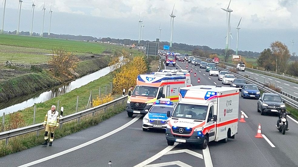 Der Unfall ereignete sich kurz vor der Autobahnanschlussstelle Weener/Bunde in Fahrtrichtung Bottrop. Foto: Feuerwehr Jemgum