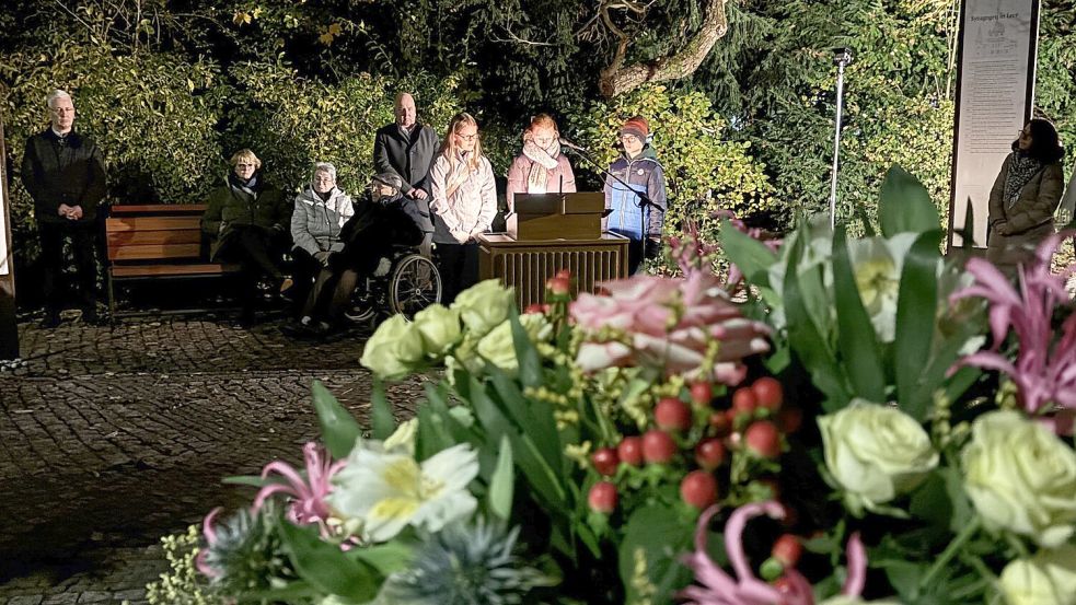 In Leer verlasen Schülerinnen und Schüler des Teletta-Groß-Gymnasiums die Namen der von den Nationalsozialisten ermordeten jüdischen Leeranerinnen und Leeranern. Foto: Jonas Bothe