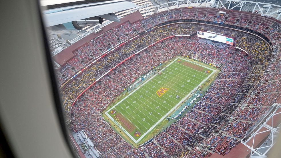 Blick aus der Air Force One beim Tiefflug über dem Stadion der Washington Commanders. Foto: Manuel Balce Ceneta/AP/dpa