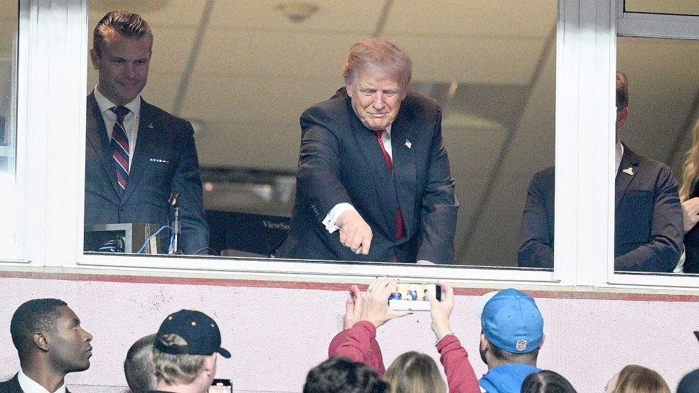 US-Präsident Donald Trump kam etwas verspätet im Stadion an. Foto: Nick Wass/FR67404 AP/dpa