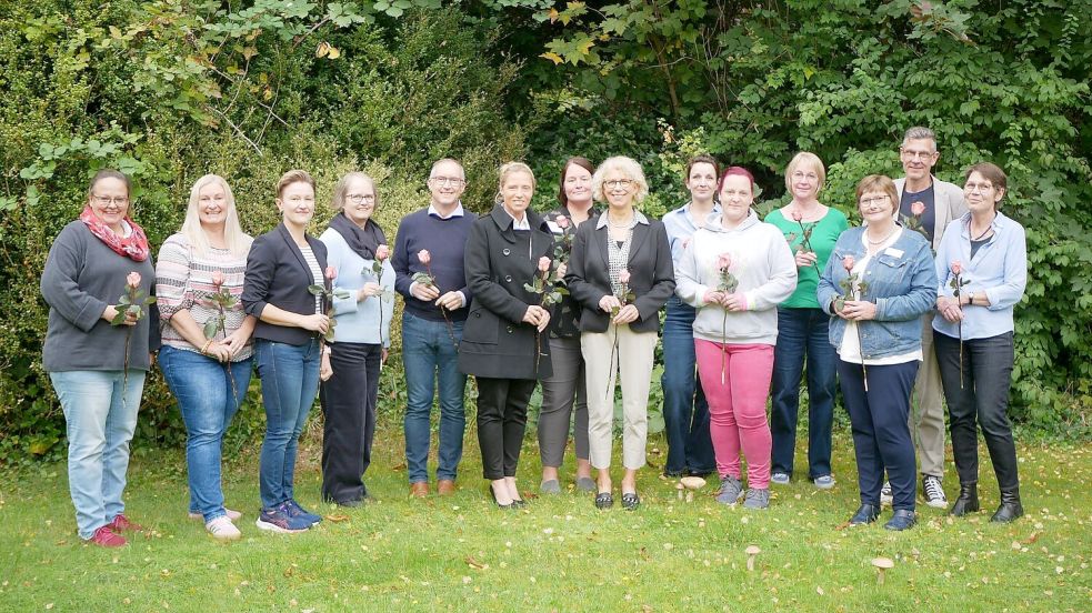 Das Foto zeigt die berufenen Mitglieder des Ethikkomitees (Namen in alphabetischer Reihenfolge): Ulrike Backer, Oliver Bungenstock, Christiane Dieling, Ria Gerdes, Marion Hochheiser-Bräunlich, Christine Hüsing, Dr. Doris Janssen, Dr. Peter Meyer, Johanne Ohling, Gerhardine Penon, Dr. Birgit Pensel, Dr. Dörthe Peters, Marina Sik, Angela Stelzer. Es fehlt Sabine Bohlen. Foto: privat