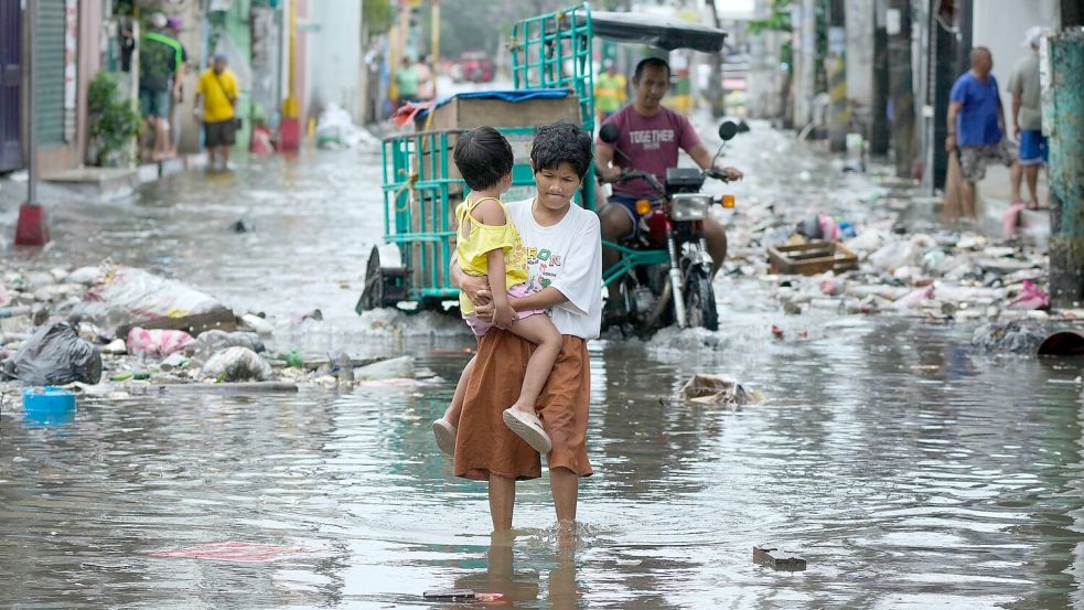 Viele Straßen waren völlig überflutet. Foto: Aaron Favila/AP/dpa