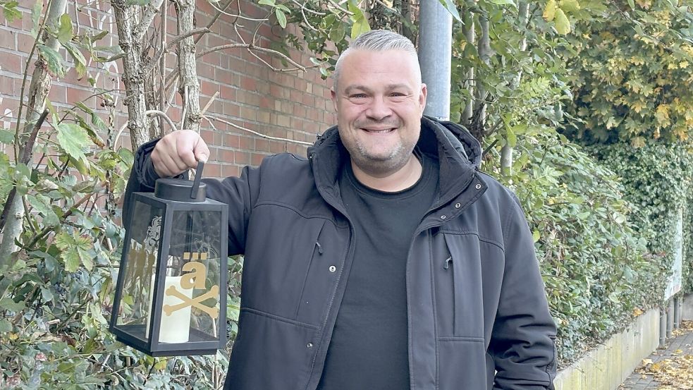 Der Emder Sven Martens hat ein Laternenlied gegen Rechtsextremismus für seinen „Die Ärzte“-Podcast „Ätwas anders“ geschrieben und gemeinsam mit seinem Kompagnon Manuel Oost im Studio aufgenommen. Foto: Mona Hanssen