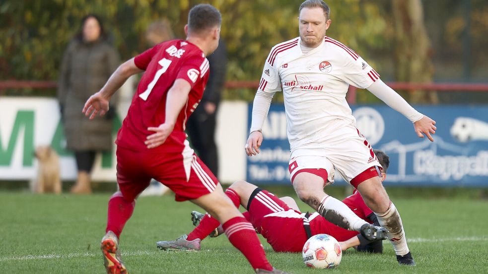 Die SG Ems-Dollart (am Ball Tim Huxsohl) siegte in Nortmoor mit 3:2. Foto: Jens Doden/Emden