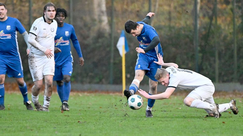 Das Spitzenteam Großheide (weißes Trikot) geriet in Egels kurz ins Straucheln, setzte sich aber noch durch. Foto: Doden/Blomberg