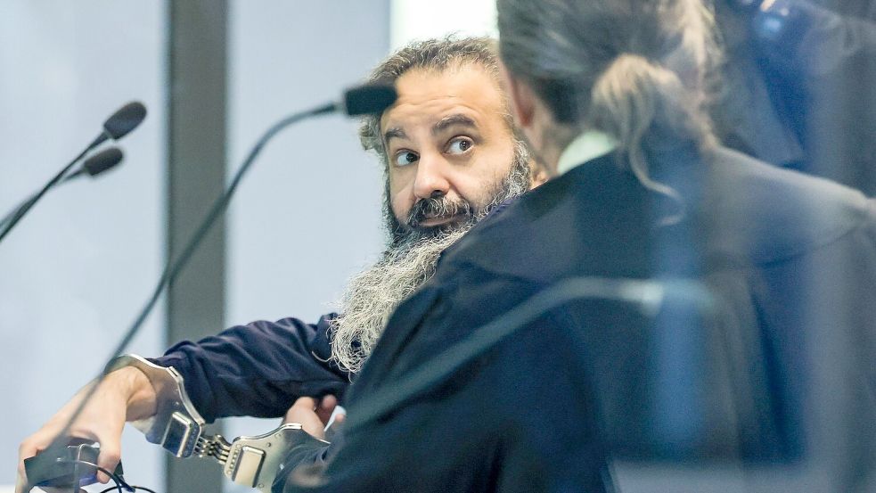 Der Angeklagte Taleb al-Abdulmohsen sitzt zu Prozessbeginn in einem kugelsicheren Glaskasten im Gerichtssaal im temporären Gerichtsgebäude des Landgerichtes Magdeburg. Foto: Jan Woitas