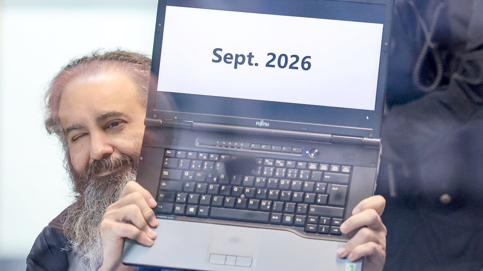 Der Angeklagte Taleb al-Abdulmohsen hält zu Prozessbeginn seinen Laptop mit der Aufschrift „Sept. 2026“ hoch. Foto: Jan Woitas