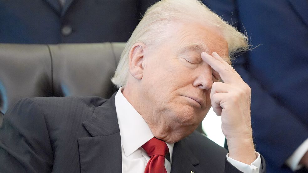 US-Präsident Donald Trump wirkt bei dem Termin im Oval Office sichtlich müde. Foto: dpa/AP/Evan Vucci