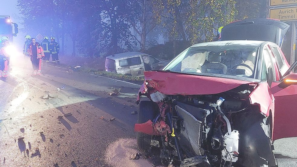 Am Montagmorgen hat es in Moormerland gekracht. Die Feuerwehr und die Polizei waren im Einsatz. Foto: Bodo Wolters