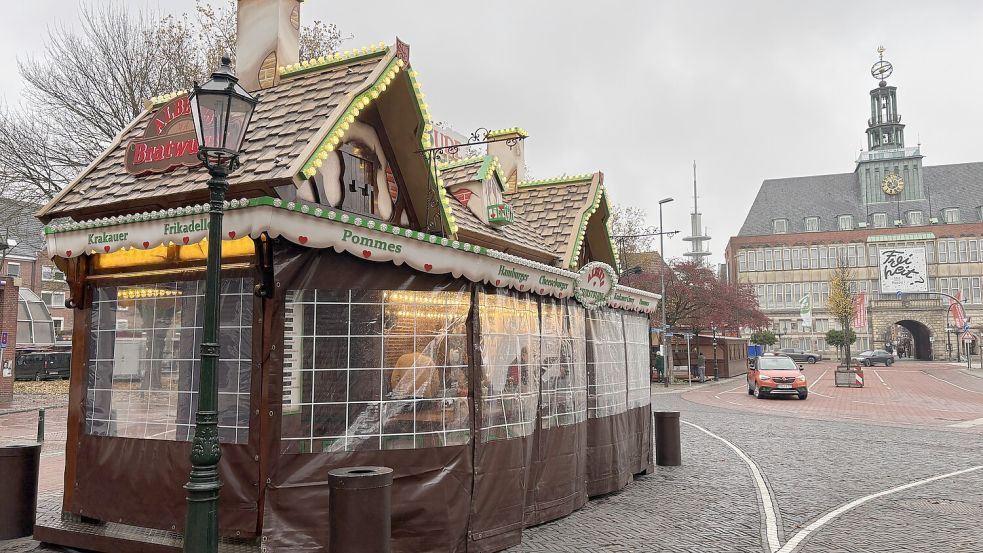 Die Imbissbude der Familie Alberts öffnet bereits am Montag, 10. November 2025. Der Rest des Weihnachtsmarkts wird jetzt zwar aufgebaut, am 24. November ist da aber erst Eröffnung. Fotos: Mona Hanssen