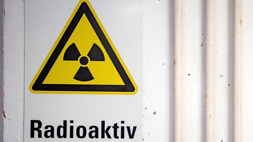 Wohin mit dem Atommüll? Ein Warnhinweis „Radioaktiv“ hängt am Eingang vom Transportbehälterlager in Gorleben. Foto: Sina Schuldt/dpa/Archiv