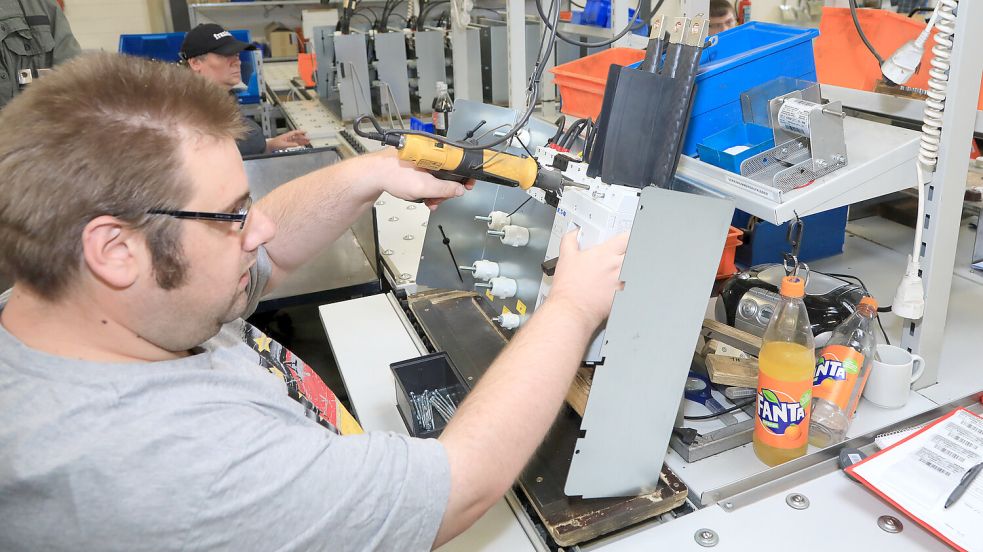 In den Werkstätten für behinderte Menschen werden unter anderem Teile für Firmen aus Aurich und der Umgebung gefertigt. Doch die Aufträge gehen zurück. Foto: Archiv/Romuald Banik