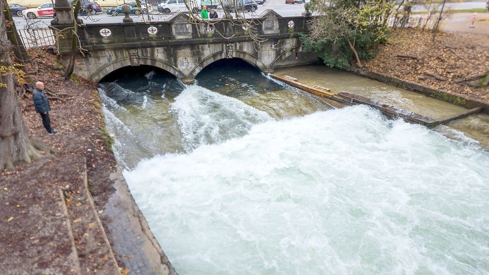 Die Welle war kurz wieder da - jetzt ist sie wieder weg. Foto: Peter Kneffel/dpa