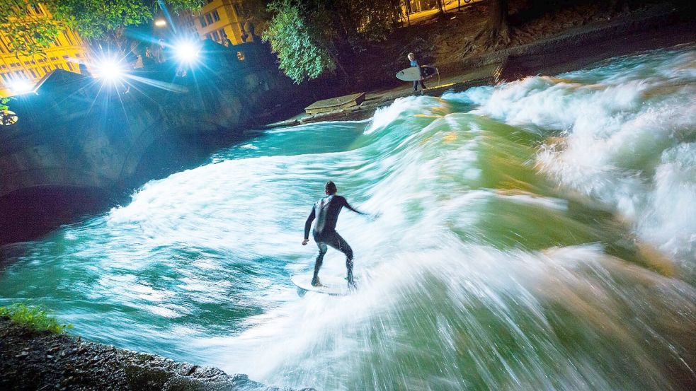 Bis vor Kurzem sah die Eisbachwelle noch so aus und begeisterte Surfer aus aller Welt. (Archivbild) Foto: Peter Kneffel