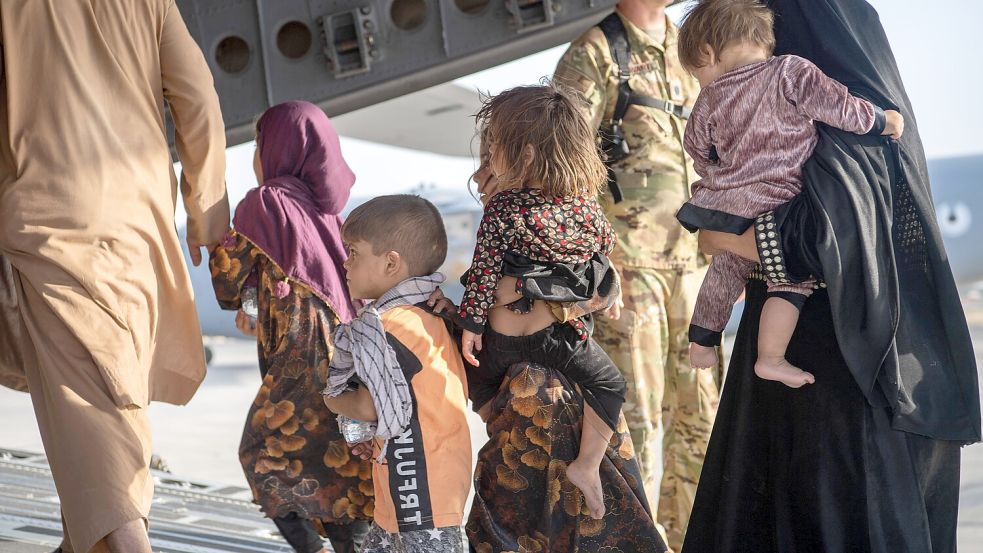 Flucht aus Afghanistan. Ehemalige Helfer der Bundeswehr, sogenannte Ostkräfte, warten darauf, dass die Bundesregierung ihr Versprechen einlöst und die Familien in Sicherheit bringt. Das Foto entstand im August 2024. Foto: IMAGO/U.S. Air Force