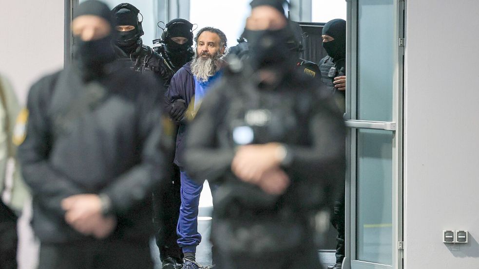 Der Angeklagte Taleb al-Abdulmohsen wird nach einer Pause wieder in den Gerichtssaal im temporären Gerichtsgebäude des Landgerichtes Magdeburg geführt. Foto: Jan Woitas