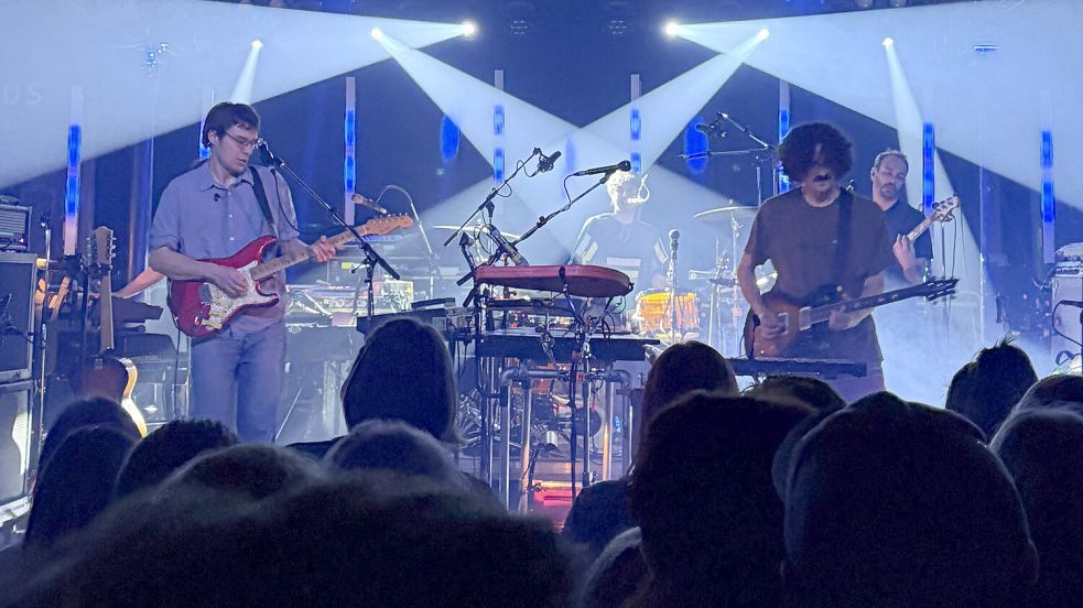 Die Berliner Indie-Pop-Band „Von Wegen Lisbeth“ begeisterte im Leeraner Zollhaus die Fans. Foto: David Ammermann