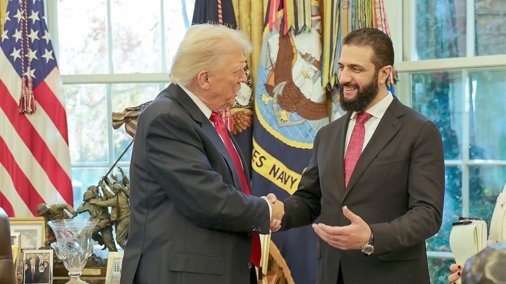 Warmer Händedruck für den Übergangspräsidenten: Trump und al-Scharaa im Weißen Haus. Foto: HOGP/AP/dpa