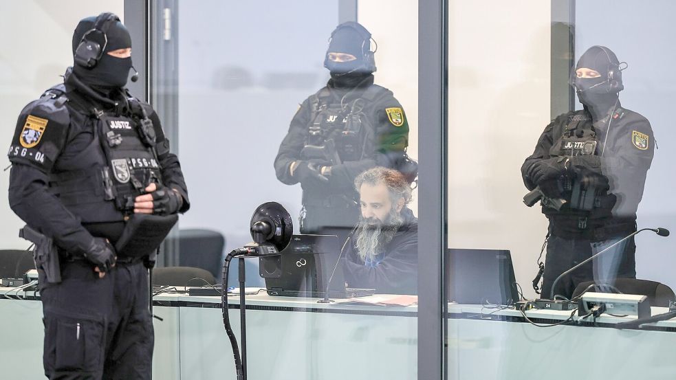 Der Angeklagte Taleb al-Abdulmohsen sitzt mit Handfesseln in einem kugelsicheren Glaskasten im Gerichtssaal. Foto: Jan Woitas